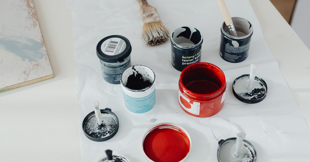 Pots de peinture et pinceaux