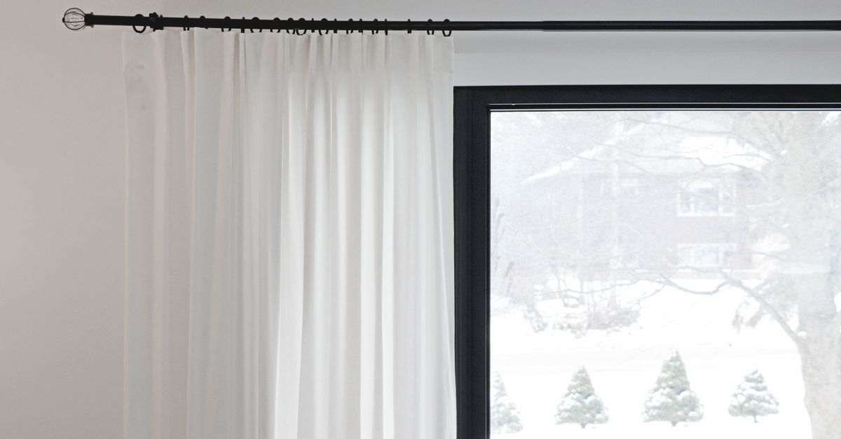 Support de tringle à rideau fixé au mur au-dessus d'une fenêtre