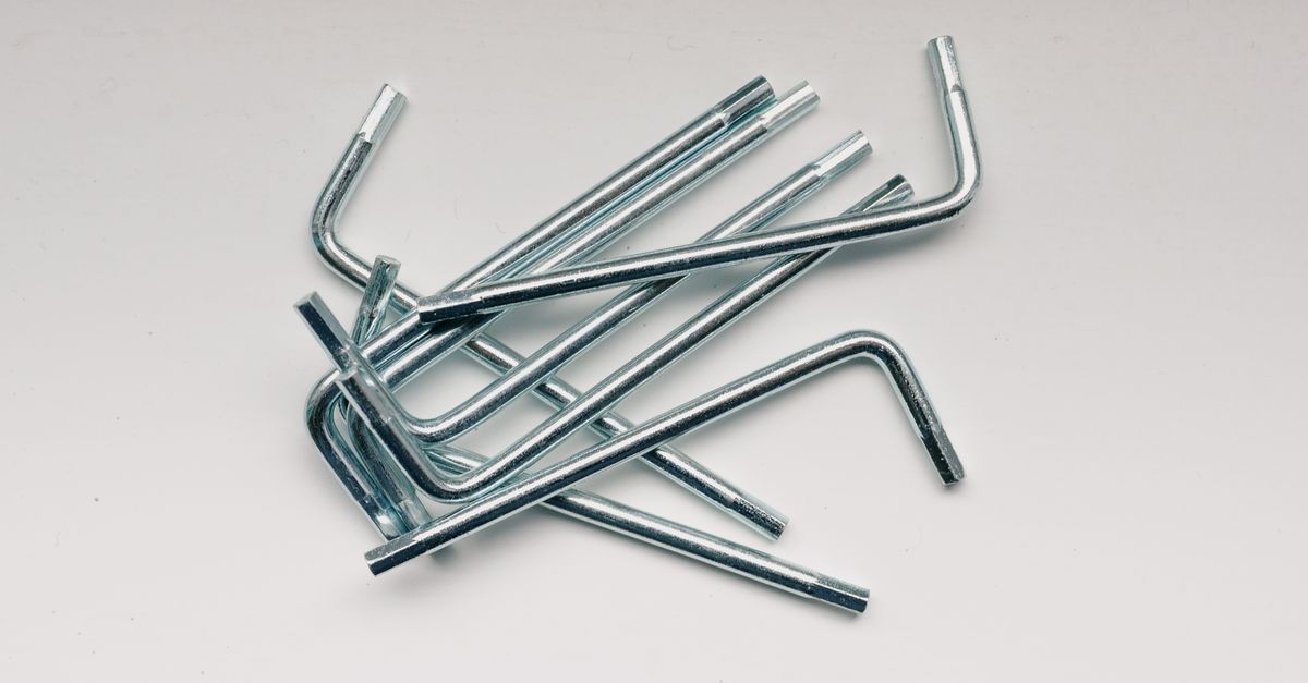 Outils de montage et clé Allen sur un meuble