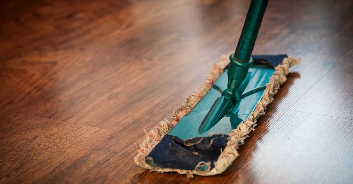 Parquet en bois clair dans un salon lumineux