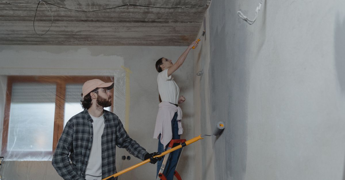 Rouleau et bac de peinture blanche pour plafond