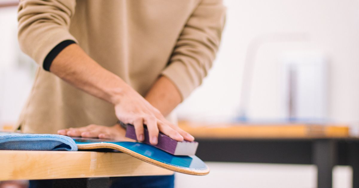 Surface en bois en cours de ponçage