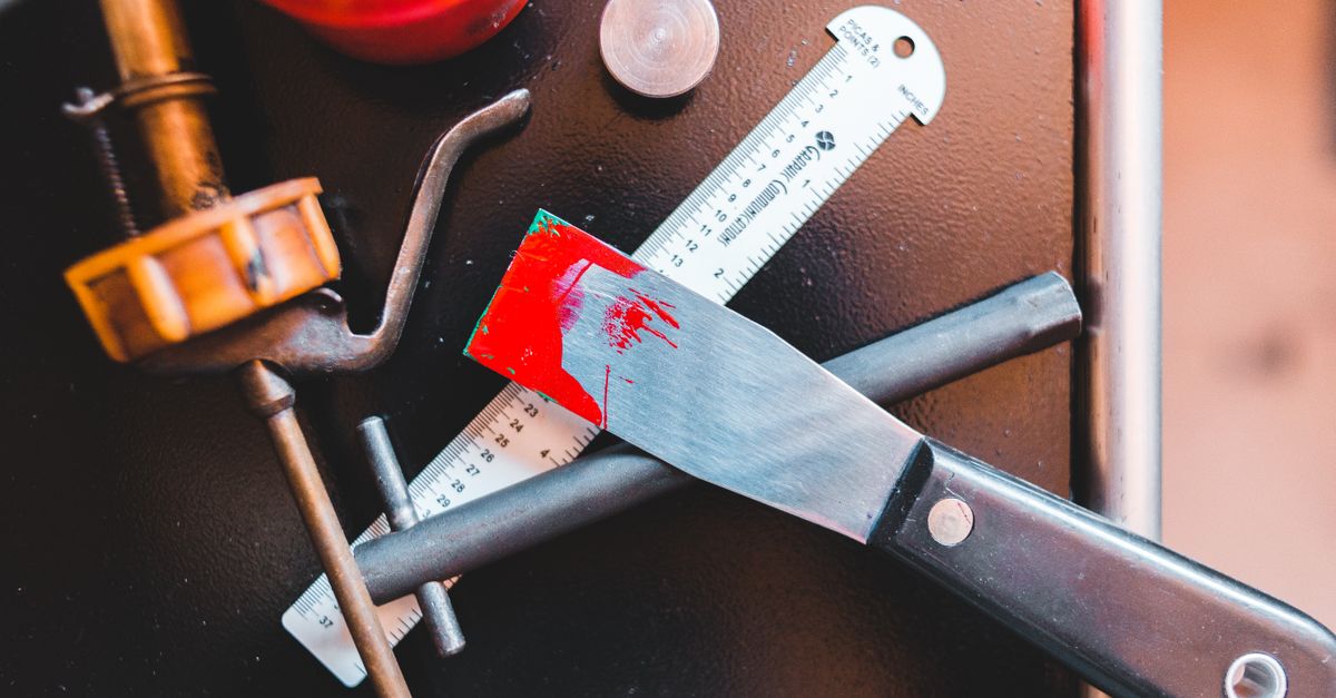 Réparation d'une fissure avec un couteau à enduire