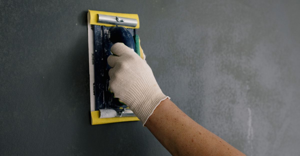 Rebouchage d'une fissure murale avec un couteau à enduire