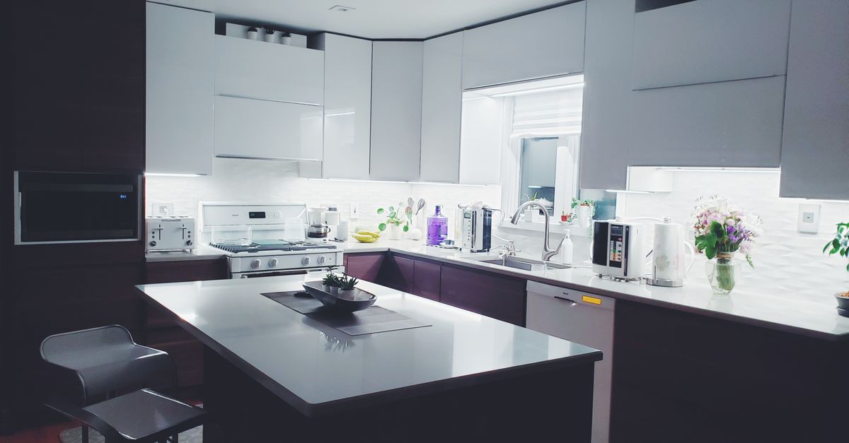 Cuisine relookée avec façades grises peintes et nouvelles poignées