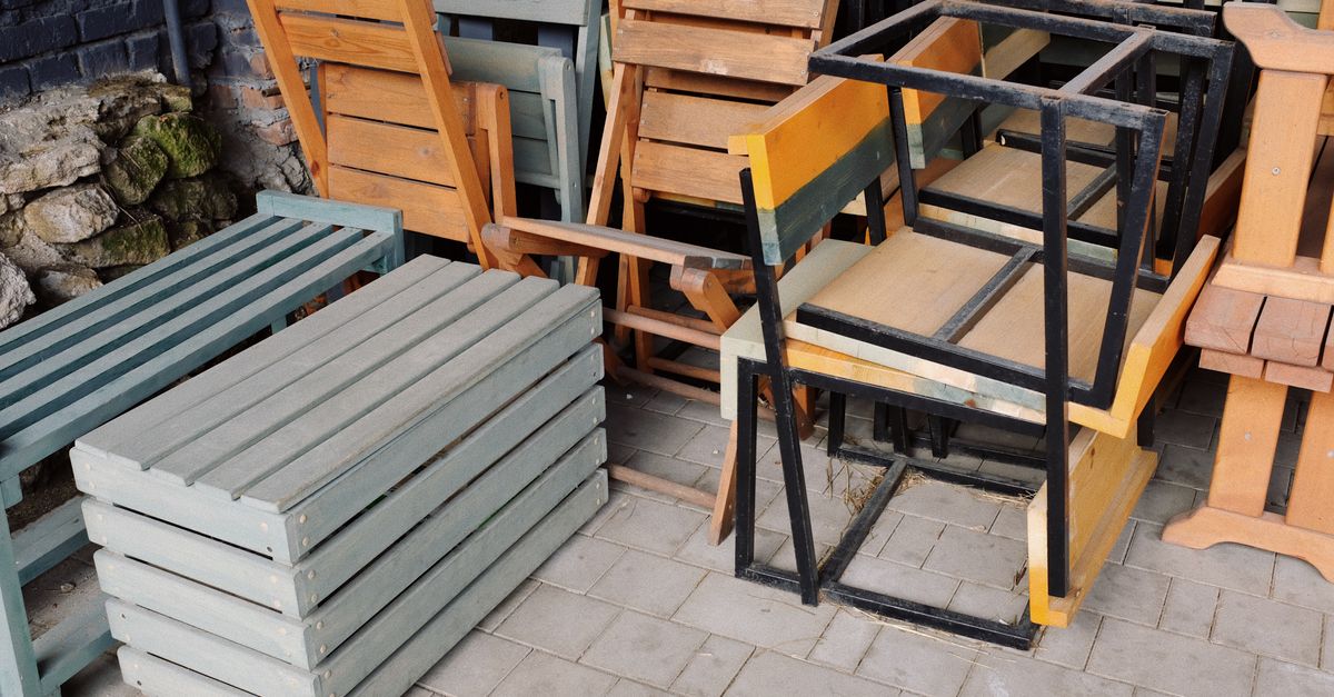 Banc coffre en bois construit sur une terrasse extérieure