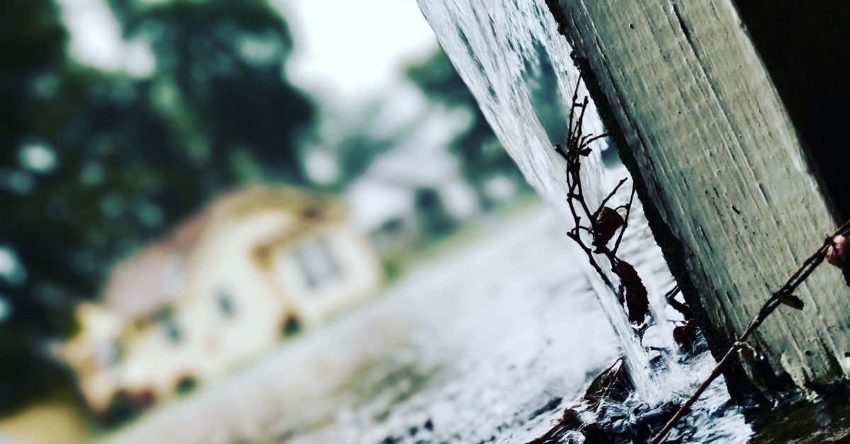 Gouttière reliée à un collecteur d'eau de pluie