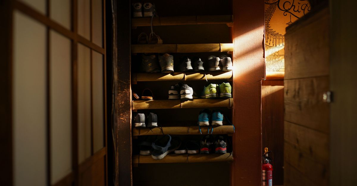 Meuble à chaussures en bois de palette dans une entrée